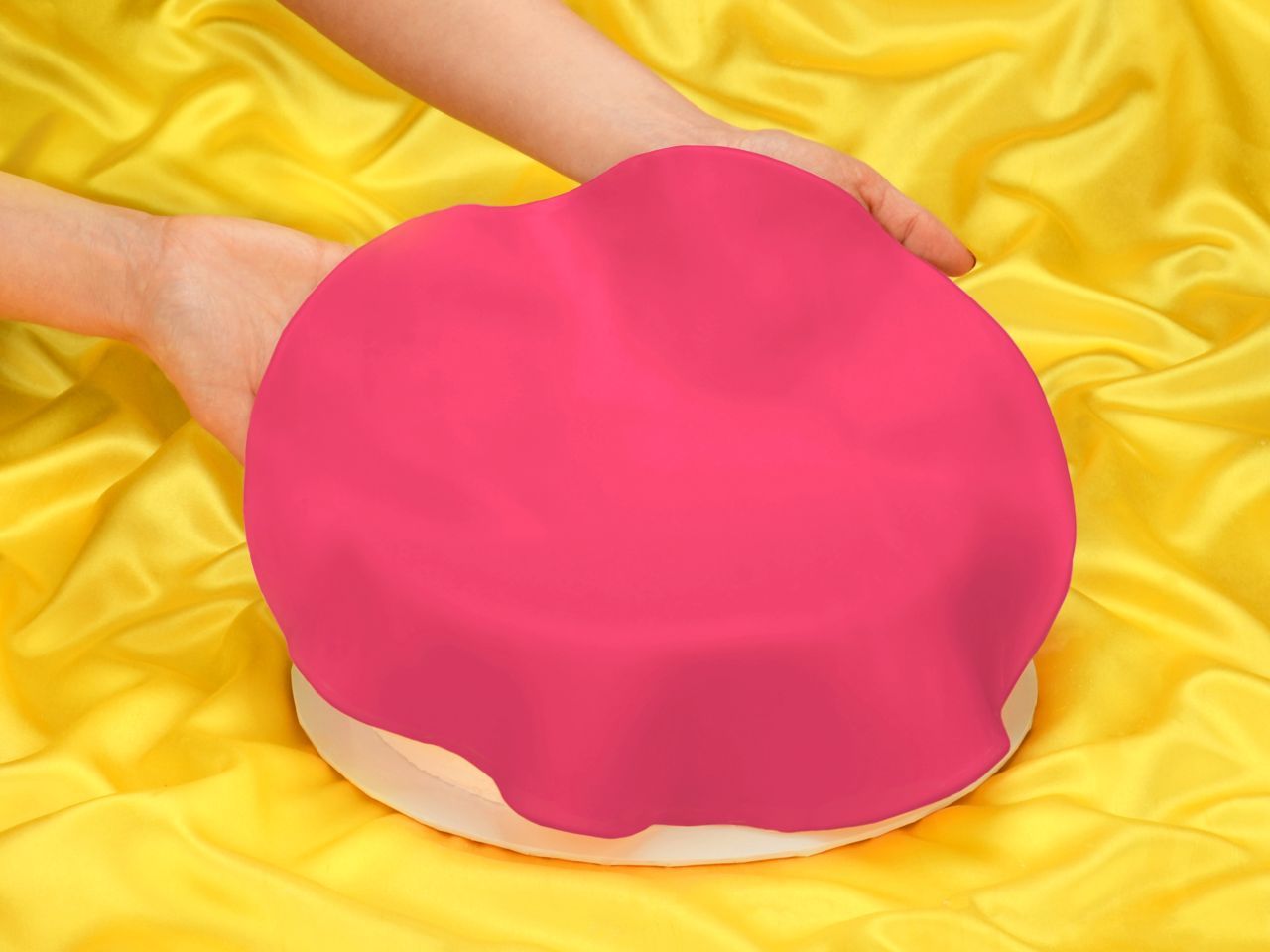 Ausgerollte Rollfondant-Decke Pink Durchmesser 36cm 430g von FunCakes