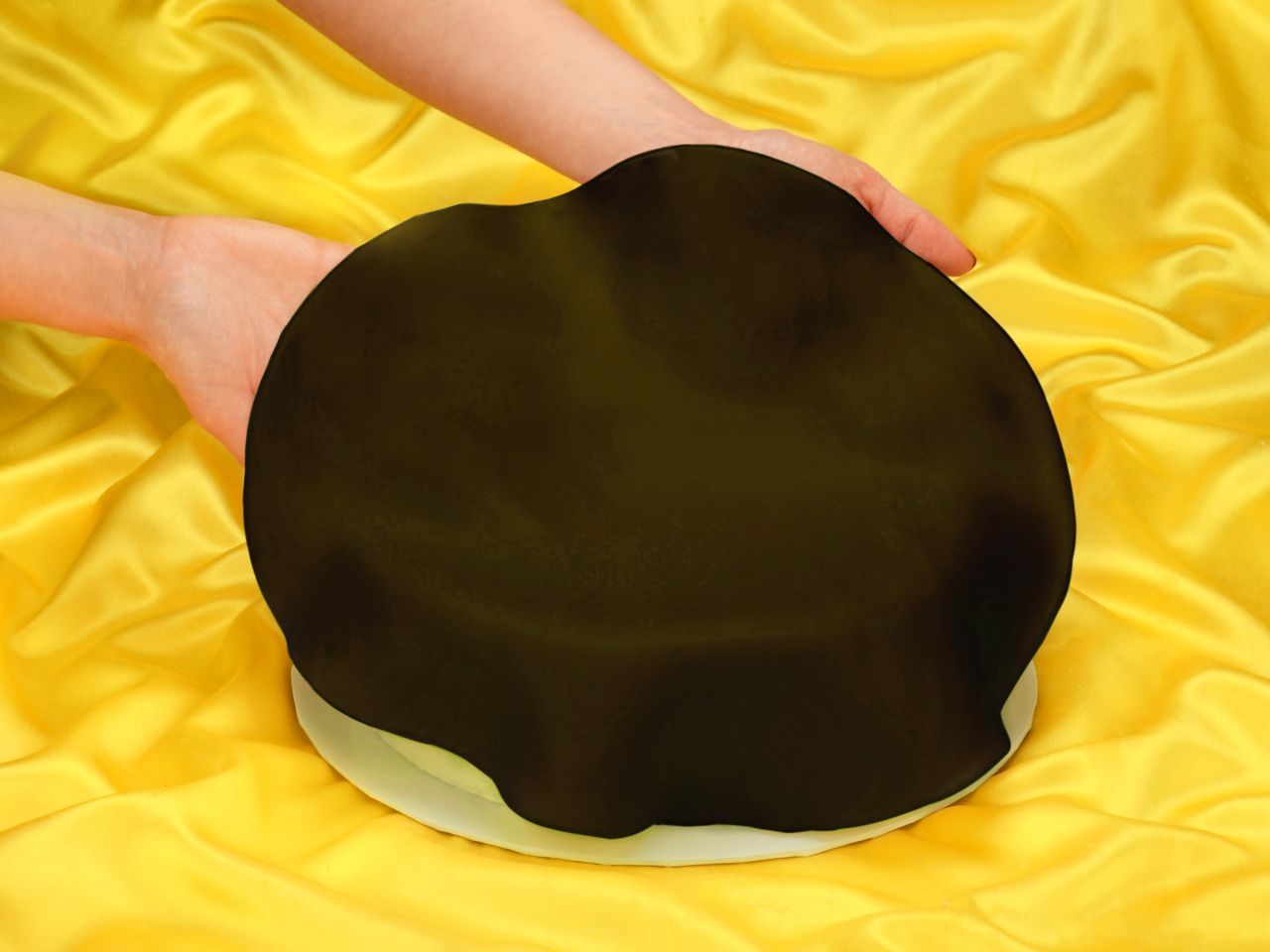 Ausgerollte Rollfondant-Decke Rabenschwarz Durchmesser 36cm 430g Ausgerollte Rollfondant-Decke Rabenschwarz Durchmesser 36cm 430g von FunCakes