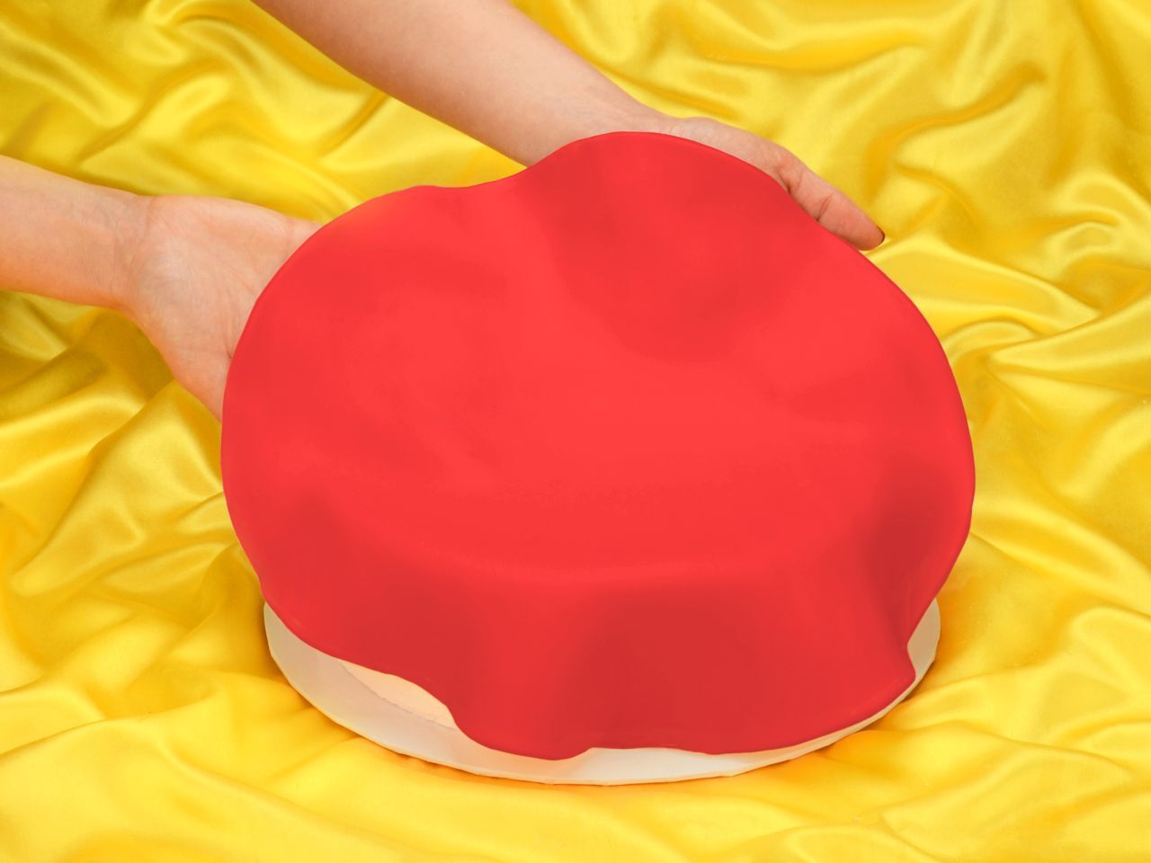 Ausgerollte Rollfondant-Decke Rot Durchmesser 36cm 430g Ausgerollte Rollfondant-Decke Rot Durchmesser 36cm 430g von FunCakes