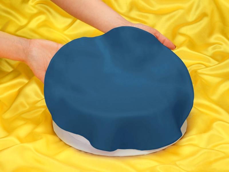 Ausgerollte Rollfondant-Decke blau Durchmesser 36cm 430g von FunCakes