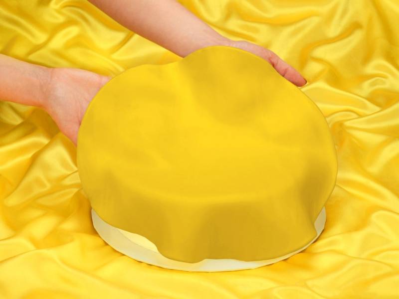 Ausgerollte Rollfondant-Decke gelb Durchmesser 36cm 430g von FunCakes