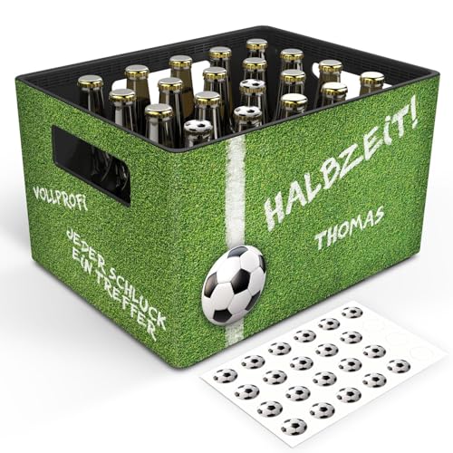 GRAVURZEILE Bierkasten-Banderole - Fussball - Personalisiert mit Name - Geschenkidee für Männer zum Vatertag & Geburtstag - Inkl. 24 Flaschendeckel-Aufkleber - Passend für 20er Bierkasten von GRAVURZEILE