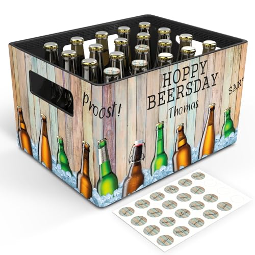 GRAVURZEILE Bierkasten-Banderole - Hoppy Beersday - Personalisiert mit Name - Geschenkidee für Männer zum Vatertag & Geburtstag - Inkl. 24 Flaschendeckel-Aufkleber - Passend für 20er Bierkasten von GRAVURZEILE