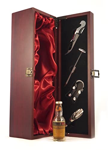 - 1956 Bottling Yellow Chartreuse Voiron 5cl miniature in einer mit Seide ausgestatetten Geschenkbox, da zu 4 Weinaccessoires, 1 x 50ml - 1956 Bottling Yellow Chartreuse Voiron 5cl miniature in einer mit Seide ausgestatetten Geschenkbox, da zu 4 Weinaccessoires, 1 x 50ml von Generic