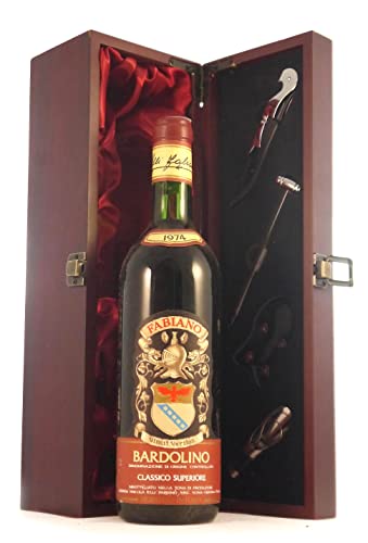 Bardolino Classico Superiore 1974 Fabiano (Red wine) in einer mit Seide ausgestatetten Geschenkbox, da zu 4 Weinaccessoires, 1 x 750ml von Generic