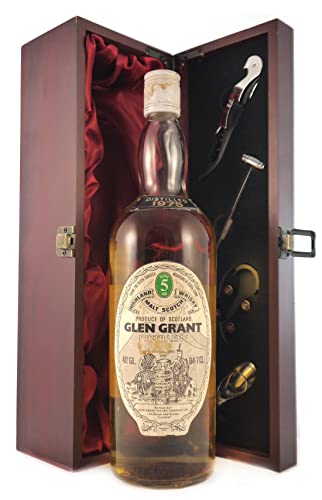 Glen Grant 5 Year Old Highland Malt Scotch Whisky 1975 (94.7cls) in einer mit Seide ausgestatetten Geschenkbox, da zu 4 Weinaccessoires, 1 x 947ml von Generic