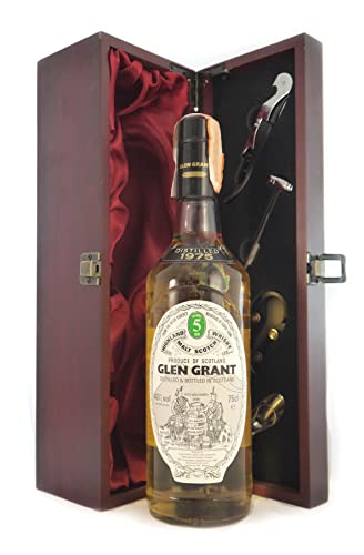 Glen Grant 5 Year Old Highland Malt Scotch Whisky 1975 in einer mit Seide ausgestatetten Geschenkbox, da zu 4 Weinaccessoires, 1 x 750ml von Generic