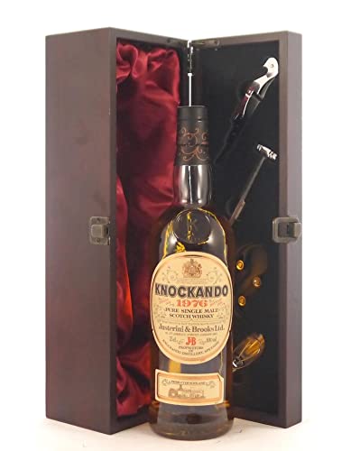 Knockando 14 year old Malt Whisky 1976 in einer mit Seide ausgestatetten Geschenkbox, da zu 4 Weinaccessoires, 1 x 750ml von Generic