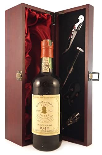Quarles Harris Vintage Tawny Port 1940 in einer mit Seide ausgestatetten Geschenkbox, da zu 4 Weinaccessoires, 1 x 700ml Quarles Harris Vintage Tawny Port 1940 in einer mit Seide ausgestatetten Geschenkbox, da zu 4 Weinaccessoires, 1 x 700ml von Generic