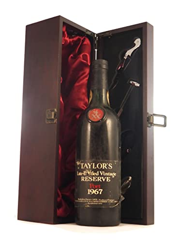 Taylors Late Bottled Vintage Port 1967 in einer mit Seide ausgestatetten Geschenkbox, da zu 4 Weinaccessoires, 1 x 750ml von Generic