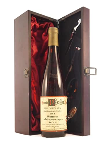 Wormsec Liebfrauenmorgen 1982 Ewald Pfeiffer in einer mit Seide ausgestatetten Geschenkbox, da zu 4 Weinaccessoires, 1 x 750ml Wormsec Liebfrauenmorgen 1982 Ewald Pfeiffer in einer mit Seide ausgestatetten Geschenkbox, da zu 4 Weinaccessoires, 1 x 750ml von Generic