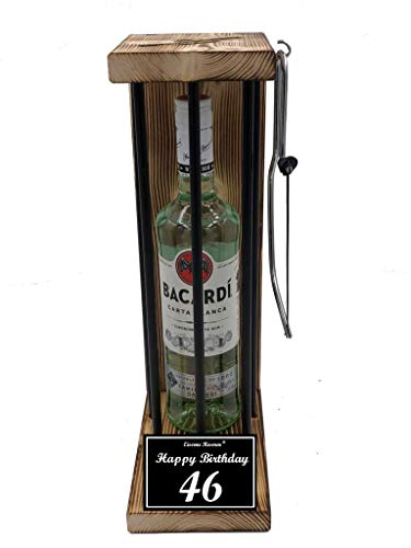 Bacardi Geschenk 46 Geburtstag - für Männer und Frauen Eiserne Reserve Black Edition Bacardi Carta Blanca Rum (1 x 0.7 l) incl. Säge -s- Happy Birthday 46 Geburtstag von Genial-Anders