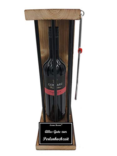 Eiserne Reserve Geschenk Rotwein Perlenhochzeit 30 Hochzeitstag Black Edition incl. Notsäge Text s/w Alles Gute zur Perlenhochzeit Wein (1 x 0.75 l) von Genial-Anders
