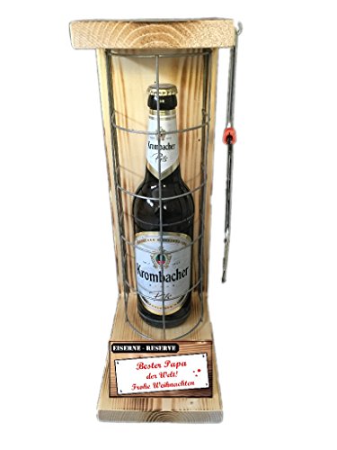 Weihnachten Geschenk für Papa Geschenkidee Krombacher Pils Eiserne Reserve Gitter incl. Notsäge Text rot Bester Papa der Welt Frohe Weihnachten Bier (1 x 0.5 l) Weihnachten Geschenk für Papa Geschenkidee Krombacher Pils Eiserne Reserve Gitter incl. Notsäge Text rot Bester Papa der Welt Frohe Weihnachten Bier (1 x 0.5 l) von Genial-Anders