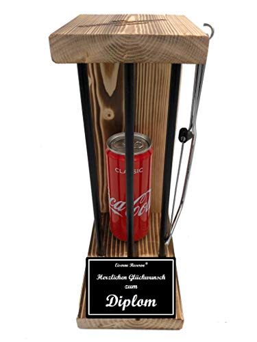 Diplom Geschenk - Geschenke für Diplom - Coca Cola - Eiserne Reserve Black Edition incl. Säge - lustige Geschenkidee - Text s/w Herzlichen Glückwunsch zum Diplom von Genial-Anders