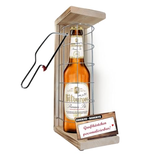 Personalisierte Geschenke für Männer Frauen Geschenkidee - Eiserne Reserve Gitter Text rot Bitburger Pils Bier (1 x 0.5 l) incl. Notsäge - Papa Mama Geburtstag Hochzeit von Genial-Anders
