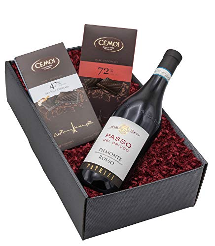 Geschenkset „Rosso Passo“ mit Wein und Schokolade in einem schönen Geschenkkarton | Italienischer Rotwein Rosso Passo & Französische Schokoladen in Präsentverpackung von The Wine Guys