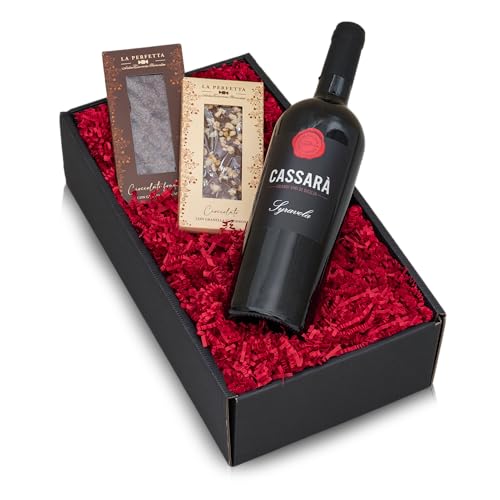 Präsentkorb „SCHOKOLADENLIEBE“ mit Wein und Schokolade in einem schönen Geschenkkarton | Italienischer Rotwein und Schokolade mit Zimt und Zartbitterschokolade als Geschenkset von The Wine Guys
