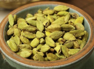 Kardamom Cardamom ganz Größe 100g im Beutel von Gewürzkontor München Tu´ Dir gut!