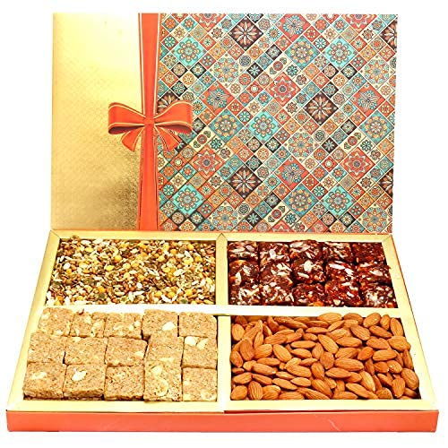 Ghasitaram Gifts Diwali Gifts - Diwali Hampers Printed Bow Hamper Box with Almonds, Sugarfree Dates Figs Bites, Granula Bites and Roasted Namkeen 800 GMS Ghasitaram Gifts Diwali Gifts - Diwali Hampers Printed Bow Hamper Box with Almonds, Sugarfree Dates Figs Bites, Granula Bites and Roasted Namkeen 800 GMS von Ghasitaram Gifts