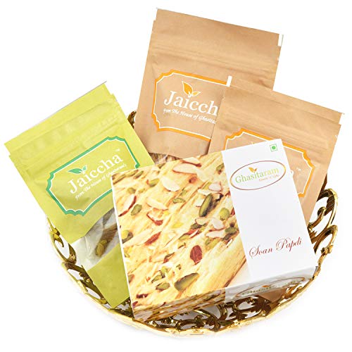 Ghasitaram Gifts Diwali Gifts Gold Carved Basket of Almonds, Raisins, Butter Chakli and Soan Papdi von Ghasitaram Gifts