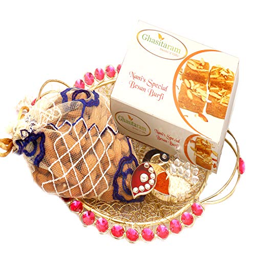 Ghasitaram Gifts Hamper Golden Mesh Tray with Besan Barfi, Almonds Pouch and Peacock Tika Chawal Container von Ghasitaram Gifts