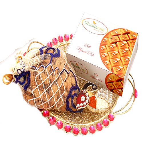 Ghasitaram Gifts Hamper Golden Mesh Tray with Mysore Pak, Almonds Pouch and Peacock Tika Chawal Container von Ghasitaram Gifts