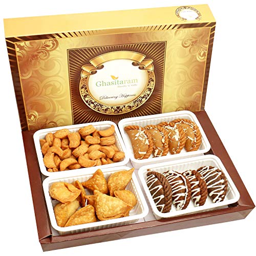 Ghasitaram Gifts Holi Sweets, Holi Gifts, Holi Hamper Big Box of Gujiya, Chocolate Gujiya, Mini Namkeen Gujiyas and Farsan Samosas Ghasitaram Gifts Holi Sweets, Holi Gifts, Holi Hamper Big Box of Gujiya, Chocolate Gujiya, Mini Namkeen Gujiyas and Farsan Samosas von Ghasitaram Gifts