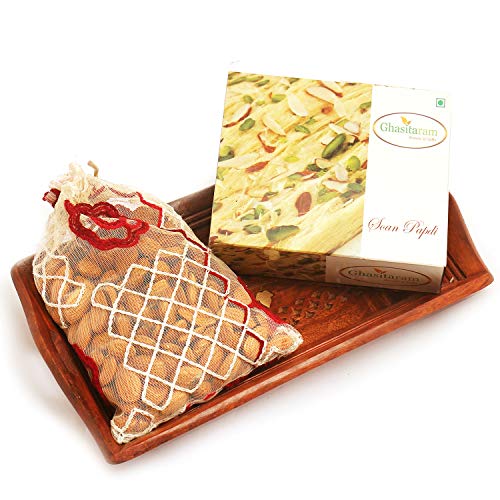 Ghasitaram Gifts Indian Sweets - Diwali Gifts Small Wooden Serving Tray with Soan Papdi and Almonds von Ghasitaram Gifts