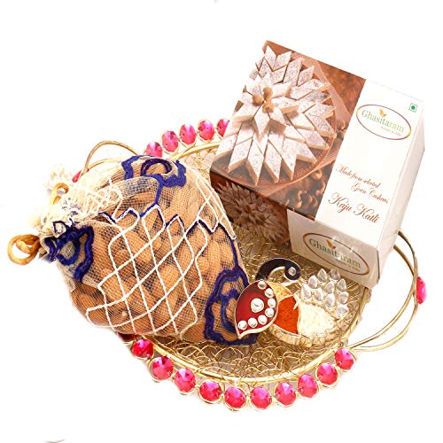 Ghasitaram Gifts Indian Sweets - Hamper Golden Mesh Tray with Kaju Katli, Almonds Pouch and Peacock Tika Chawal Container von Ghasitaram Gifts