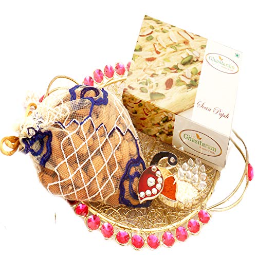 Ghasitaram Gifts Indian Sweets - Hamper Golden Mesh Tray with Soan Papdi, Almonds Pouch and Peacock Tika Chawal Container Ghasitaram Gifts Indian Sweets - Hamper Golden Mesh Tray with Soan Papdi, Almonds Pouch and Peacock Tika Chawal Container von Ghasitaram Gifts