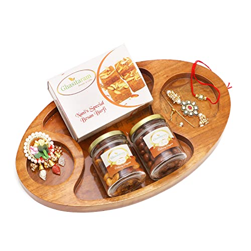 Ghasitaram Gifts Rakhi Gifts for Brothers Chip n Dip Platter with Besan Barfi, Dryfruits, Roli Chawal Thali and Bhaiya Bhabhi Rakhis von Ghasitaram Gifts