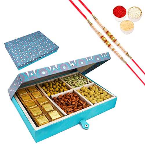 Ghasitaram Gifts Rakhi Gifts for Brothers Dryfruit - Blue 6 Part of MEWA Bites 10 pcs, Crunchy Cashews, Crunchy Peanuts, Peri Peri Almonds, Paan Raisins with 2 Pearl Rakhis Ghasitaram Gifts Rakhi Gifts for Brothers Dryfruit - Blue 6 Part of MEWA Bites 10 pcs, Crunchy Cashews, Crunchy Peanuts, Peri Peri Almonds, Paan Raisins with 2 Pearl Rakhis von Ghasitaram Gifts