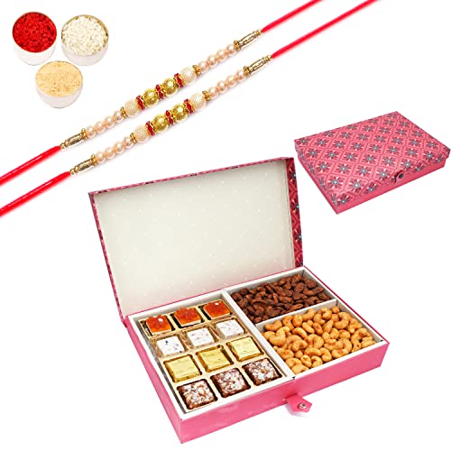 Ghasitaram Gifts Rakhi Gifts for Brothers Dryfruit - Red 4 Part of Assorted Bites, Crunchy Coated Cashews and Peri Peri Almonds with 2 Pearl Rakhis von Ghasitaram Gifts