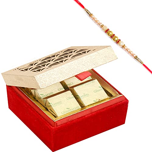 Ghasitaram Gifts Rakhi Gifts for Brothers Rakhi Chocolate Golden Lazer Chocolates Box with Pearl Rakhi von Ghasitaram Gifts