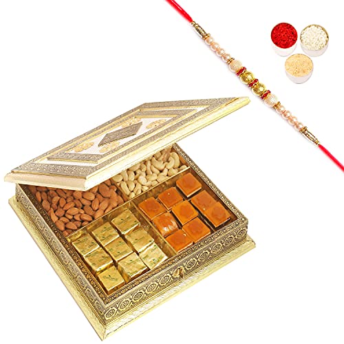 Ghasitaram Gifts Rakhi Gifts for Brothers Rakhi Chocolate White Gold Big BH- 1018 Minakari Cashews, Almonds, Mango Bites and Chocolates Box 800 GMS with Pearl Rakhi von Ghasitaram Gifts