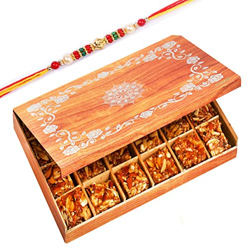 Ghasitaram Gifts Rakhi Gifts for Brothers Rakhi Sweets - Wooden 24 Pcs Roasted Almond Bites Box with Beads Rakhi von Ghasitaram Gifts