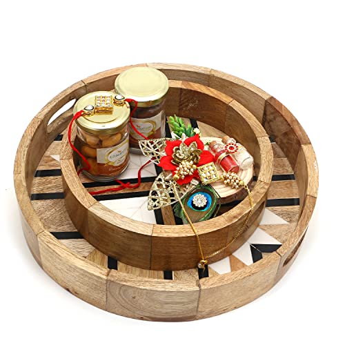 Ghasitaram Gifts Rakhi Gifts for Brothers Set of 2 Round Printed Trays of 2 Jars of Choco Almonds, Crunchy Cashews, Roli Chawal Thali and Bhaiya Bhabhi Rakhis with 2 Green Beads Rakhis Ghasitaram Gifts Rakhi Gifts for Brothers Set of 2 Round Printed Trays of 2 Jars of Choco Almonds, Crunchy Cashews, Roli Chawal Thali and Bhaiya Bhabhi Rakhis with 2 Green Beads Rakhis von Ghasitaram Gifts