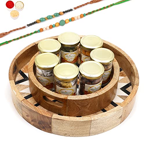 Ghasitaram Gifts Rakhi Gifts for Brothers Set of 2 Round Printed Wooden Trays of 7 Jars with Silver Elaichi with 2 Green Beads Rakhis Ghasitaram Gifts Rakhi Gifts for Brothers Set of 2 Round Printed Wooden Trays of 7 Jars with Silver Elaichi with 2 Green Beads Rakhis von Ghasitaram Gifts