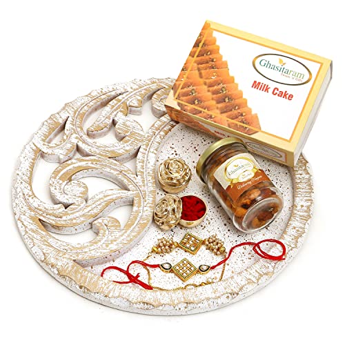 Ghasitaram Gifts Rakhi Gifts for Brothers White Wooden Thali with Mix Dryfruits, Milk Cake and Bhaiya Bhabhi Rakhis von Ghasitaram Gifts