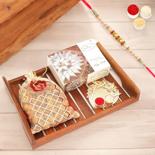 Ghasitaram Gifts Rakhi Gifts for Brothers Wooden Serving Tray with Kaju Katli, Almonds and Pooja Thali with Pearl Rakhi von Ghasitaram Gifts