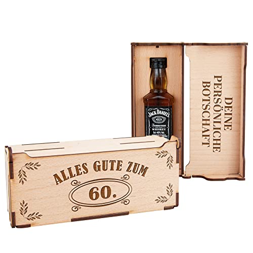 "Alles Gute zum 60." Personalisierte Geschenkebox aus Holz mit Gravur und Minibottle von Glitzerversum