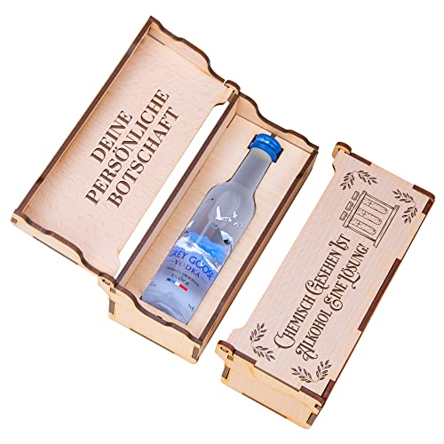 Personalisierte Geschenkebox aus Holz "Alkohol ist eine Lösung" mit Gravur und Minibottle von Glitzerversum