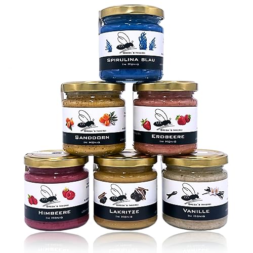 Gregas Imkerei 6er Box – Honigsüßer Brotaufstrich aus Familienimkerei mit Früchten & anderen Spezialitäten wie Lakritze, Vanille & Spirulina Blau verfeinert – Probier- & Geschenkset | 6x 250g Gregas Imkerei 6er Box – Honigsüßer Brotaufstrich aus Familienimkerei mit Früchten & anderen Spezialitäten wie Lakritze, Vanille & Spirulina Blau verfeinert – Probier- & Geschenkset | 6x 250g von Grega´s Imkerei