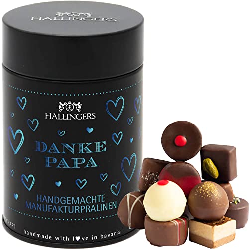 Hallingers Danke Papa - Vatertagsgeschenk Pralinen Geschenk handmade ohne Alkohol aus Edelkakao zum Vatertag für Papa (Dose) - Muttertagsgeschenk & Geschenkideen zum Vatertag | Danke Jahrestag Hallingers Danke Papa - Vatertagsgeschenk Pralinen Geschenk handmade ohne Alkohol aus Edelkakao zum Vatertag für Papa (Dose) - Muttertagsgeschenk & Geschenkideen zum Vatertag | Danke Jahrestag von Hallingers Genuss Manufaktur