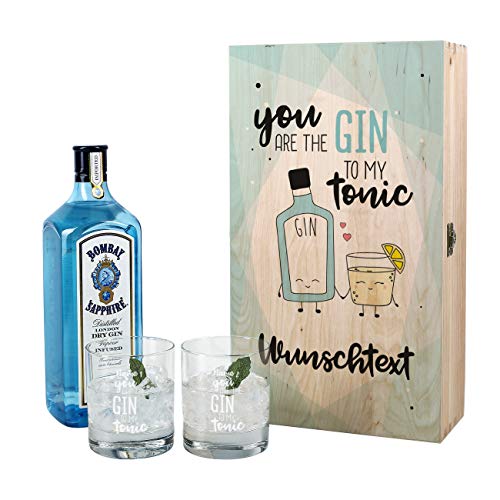 Herz & Heim® Gin Geschenkset für Paare - You are the Gin to my Tonic - mit 1 l Bombay Sapphire und 2 gravierten Gläsern in Holzverpackung mit Wunschnamen von Herz & Heim
