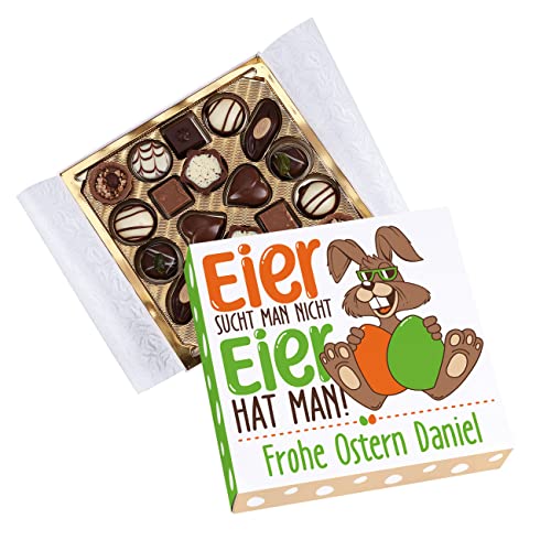 Herz & Heim® Lindt Pralinen mit Wunschname und witzigem Motiv: Eier sucht man nicht, Eier hat man! von Herz & Heim