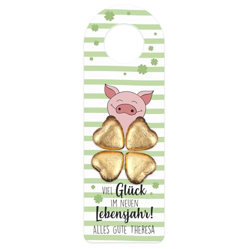 Herz & Heim® Personalisierbarer Flaschenanhänger mit 4 Schokoherzen zum Geburtstag – Glückwunsch-Anhänger mit Kleeblatt & Glücksschwein passend zu Weinflaschen & Co. als Geschenk von Herz & Heim