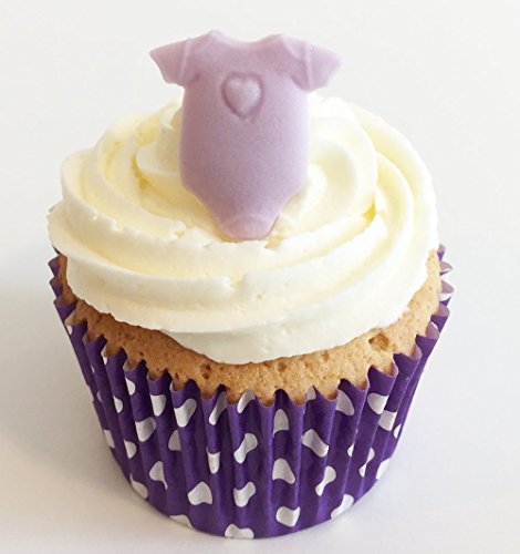 6 Handgemachte Kuchendekorationen aus Zucker: Kleine Lila Babygrow 6 Handgemachte Kuchendekorationen aus Zucker: Kleine Lila Babygrow von Holly Cupcakes
