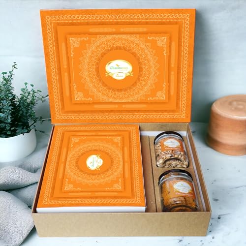 Ghasitaram Gifts Jaiccha Holi- Sweets/Holi Hampers/Thandai Ghasitaram Orange Hamper Box with Sugarfree Wheat Gujiyas, Wheat puffs and Moong Chakli Ghasitaram Gifts Jaiccha Holi- Sweets/Holi Hampers/Thandai Ghasitaram Orange Hamper Box with Sugarfree Wheat Gujiyas, Wheat puffs and Moong Chakli von Jaiccha